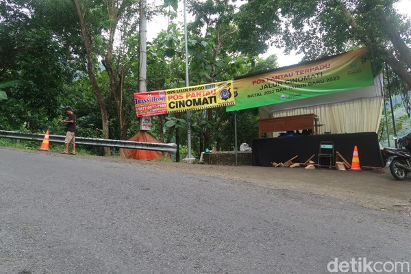 Di bagian atas jalur Cinomati tampak sebuah bangunan semi permanen yang berfungsi sebagai pos pemantauan. Tampak pula posko tersebut baru saja didirikan untuk menyambut libur Tahun Baru.