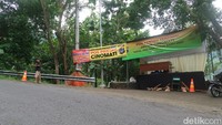 Di bagian atas jalur Cinomati tampak sebuah bangunan semi permanen yang berfungsi sebagai pos pemantauan. Tampak pula posko tersebut baru saja didirikan untuk menyambut libur Tahun Baru.