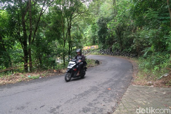 Jalur Cinomati, Pedukuhan Cegokan, Kalurahan Wonolelo, Kapanewon Pleret, Bantul memang rawan kecelakaan. Jalur ini bahkan diusulkan untuk dihapus sementara dari peta digital Google Maps saat Nataru. Jalur Cinomati, Pedukuhan Cegokan, Kalurahan Wonolelo, Kapanewon Pleret, Bantul memang rawan kecelakaan. Jalur ini bahkan diusulkan untuk dihapus sementara dari peta digital Google Maps saat Nataru.