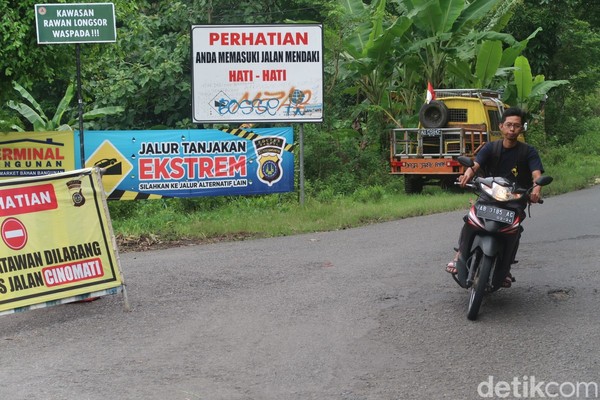 Pantauan detikJateng di jalur Cinomati, Jumat (30/12/2022), ada beberapa spanduk bertuliskan perhatian bagi wisatawan dilarang melintas jalan cinomati hingga perhatian anda memasuki jalan mendaki, hati-hati yang terpasang di jalur masuk utama Cinomati. Pantauan detikJateng di jalur Cinomati, Jumat (30/12/2022), ada beberapa spanduk bertuliskan perhatian bagi wisatawan dilarang melintas jalan cinomati hingga perhatian anda memasuki jalan mendaki, hati-hati yang terpasang di jalur masuk utama Cinomati.