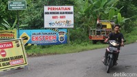 Pantauan detikJateng di jalur Cinomati, Jumat (30/12/2022), ada beberapa spanduk bertuliskan perhatian bagi wisatawan dilarang melintas jalan cinomati hingga perhatian anda memasuki jalan mendaki, hati-hati yang terpasang di jalur masuk utama Cinomati.