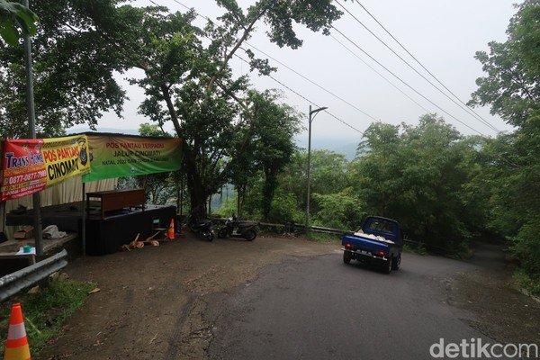 Warga Dukuh Cegokan, Sugito (55), tidak menampik jika jalur Cinomati merupakan jalur yang ekstrem. Apalagi jalur tersebut kerap dilintasi saat libur lebaran hingga libur Natal dan tahun baru. Warga Dukuh Cegokan, Sugito (55), tidak menampik jika jalur Cinomati merupakan jalur yang ekstrem. Apalagi jalur tersebut kerap dilintasi saat libur lebaran hingga libur Natal dan tahun baru.