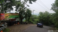 Warga Dukuh Cegokan, Sugito (55), tidak menampik jika jalur Cinomati merupakan jalur yang ekstrem. Apalagi jalur tersebut kerap dilintasi saat libur lebaran hingga libur Natal dan tahun baru.