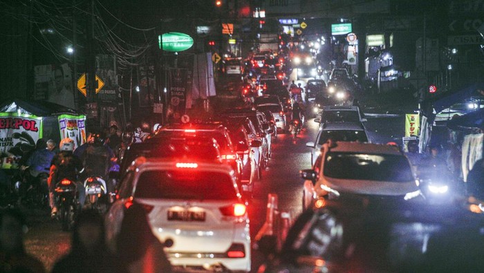 JALUR WISATA PUNCAK BOGOR MULAI DIPADATI KENDAARAAN Sejumlah kendaraan wisatawan memadati Jalan Raya Puncak,Cisarua, Kabupaten Bogor, Jawa Barat, Jumat (30/12/2022). Menjelang malam hari, lalu lintas di kawasan Puncak Bogor mulai dipadati kendaraan wisatawan jelang pergantian Tahun Baru 2023. ANTARA FOTO/Yulius Satria Wijaya/rwa.