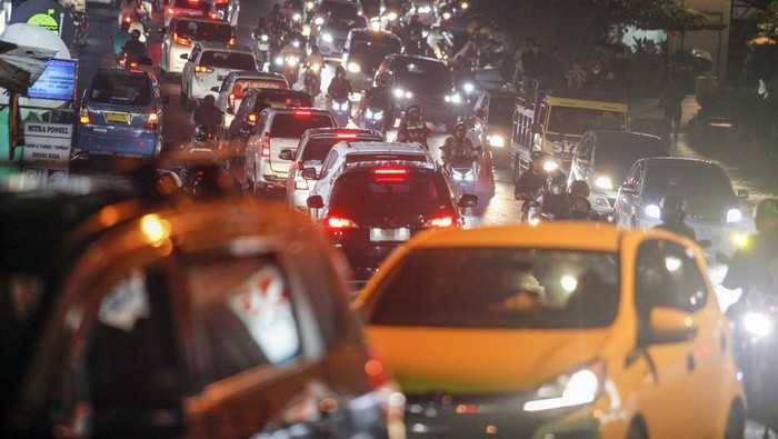 JALUR WISATA PUNCAK BOGOR MULAI DIPADATI KENDAARAAN Sejumlah kendaraan wisatawan memadati Jalan Raya Puncak,Cisarua, Kabupaten Bogor, Jawa Barat, Jumat (30/12/2022). Menjelang malam hari, lalu lintas di kawasan Puncak Bogor mulai dipadati kendaraan wisatawan jelang pergantian Tahun Baru 2023. ANTARA FOTO/Yulius Satria Wijaya/rwa.