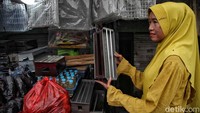 Menurut pedagang banyak warga mulai membeli perlengkapan bakar ikan menjelang malam tahun baru.