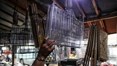 Jelang Malam Tahun Baru, Arang dan Alat Bakar Ikan Laris Manis