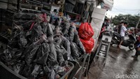 Ada arang kayu dijual Rp 10.000/bungkus. Sementara arang batok dijual Rp 5.000/bungkus.