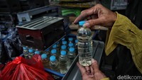 Lalu ada minyak tanah kemasan botol kecil yang dijual Rp 5.000.