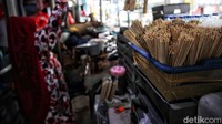 Tusuk sate dijual Rp 5.000/ikat.