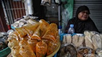 Ada juga bumbu buat panggang ikan dan ayam yang dijual Rp 5.000/bungkus.