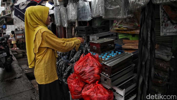 Jelang Malam Tahun Baru, Arang dan Alat Bakar Ikan Laris Manis Malam tahun baru biasanya diisi dengan acara bakar ikan atau membuat sate. Pembelian arang dan alat bakar ikan pun meningkat jelang tahun baru.
