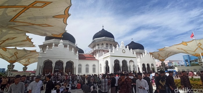 Jemaah salat Jumat memadati Masjid Raya Baiturrahman Banda Aceh.