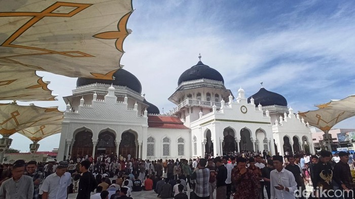 Jemaah salat Jumat memadati Masjid Raya Baiturrahman Banda Aceh.