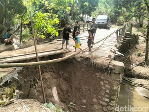 Jembatan Penghubung Antardesa di Polman Rusak Diterjang Arus Sungai