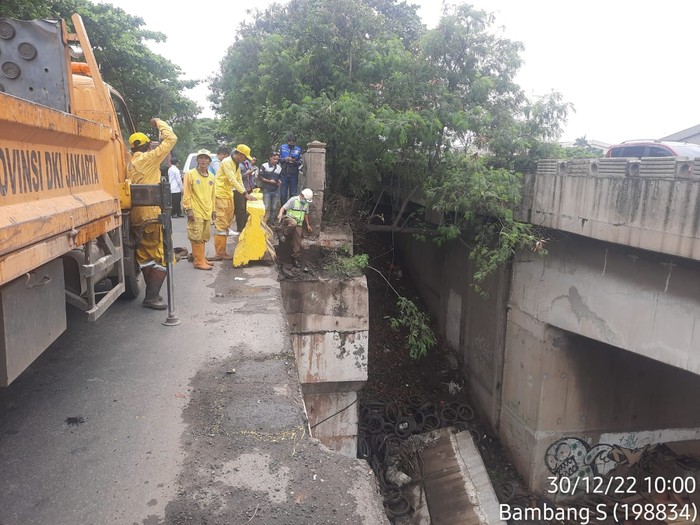 Jembatan Marunda-Cilincing, pagar betonnya roboh. (Dok Dinas Bina Marga Jakut)