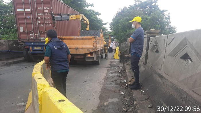 Jembatan Marunda-Cilincing, pagar betonnya roboh. (Dok Dinas Bina Marga Jakut)