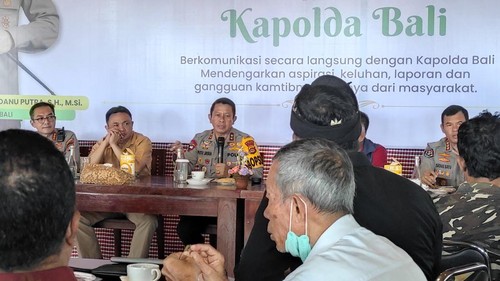 Kapolda Bali bertemu dengan sejumlah komponen masyarakat dalam agenda Jumat Curhat di Taman Inspirasi Muntig Siokan, Kota Denpasar, Jumat (30/12/2022). (I Wayan Sui Suadnyana/detikBali)