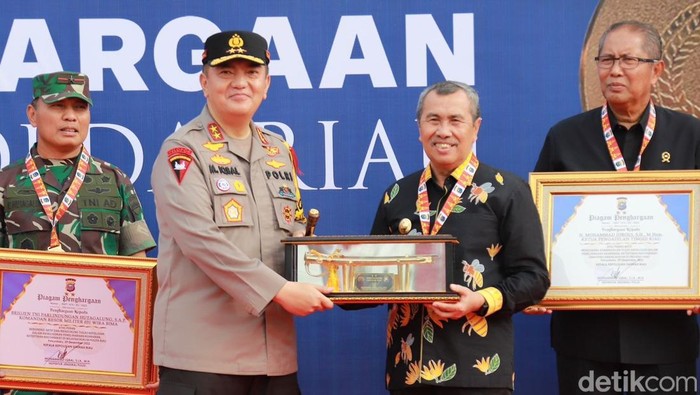 Kapolda Riau memberikan penghargaan kepada Gubernur Riau