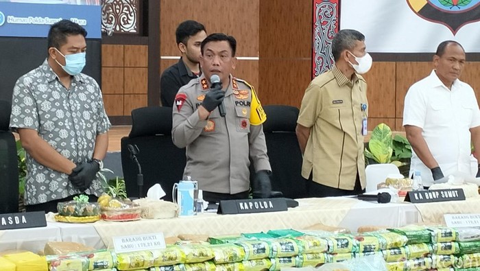 Kapolda Sumut Irjen RZ Panca Putra saat menyampaikan rilis akhir tahun