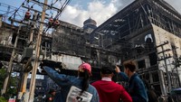 Ada 19 orang tewas dalam insiden ini. Sejumlah warga dilaporkan melompat dari gedung yang terbakar. REUTERS/Athit Perawongmetha.