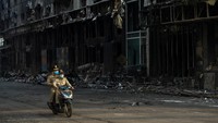 Dalam laporan sementara polisi Kamboja, ada 30 orang terluka akibat kebakaran itu. Namun, pihak berwenang Thailand mengatakan bahwa lebih dari 50 orang dirawat di rumah sakit di Sa Kaeo, di mana 13 di antaranya menggunakan alat bantu hidup atau life support. REUTERS/Athit Perawongmetha.