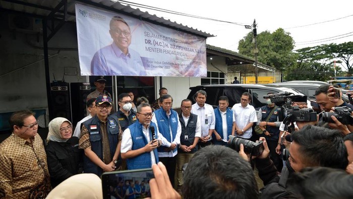 Kemendag: Harga Bapok Akhir Tahun Terkendali dan Stabil Menteri Perdagangan Zulkifli Hasan menegaskan, harga barang kebutuhan pokok (bapok) jelang akhir tahun secara umum terkendali dan stabil.