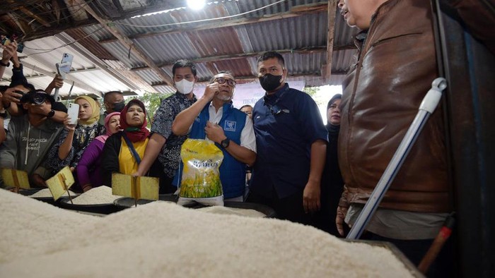 Menteri Perdagangan Zulkifli Hasan menegaskan, harga barang kebutuhan pokok (bapok) jelang akhir tahun secara umum terkendali dan stabil.