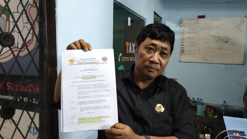 Ketua Kick Boxing Indonesia (KBI) Provinsi NTB, Junaidi Kasum saat memperlihatkan SK Palsu yang diterbitkan oleh empat terlapor inisial I, IBD, H dan IG di Mataram, Jumat (30/12/2022).