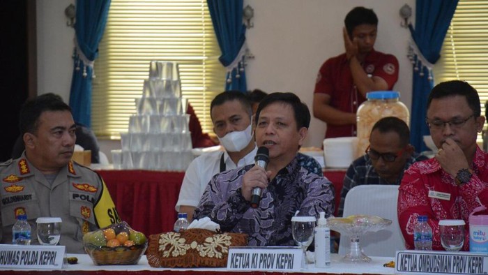 Ketua KIP Kepri, Ferry Manalu saat menyampaikan hasil penilaian keterbukaan informasi publik di lingkungan Polda Kepri.
