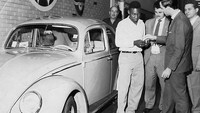 Pele menerima hadiah Volkswagen Beetle usai meriah gelar Piala Dunia pertamanya bersama Brazil pada 1958. Foto: Autojosh.