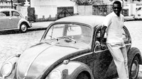 Pele juga merupakan brand ambassador merek mobil ternama asal Jerman, yakni Volkswagen (VW) sejak 2013 lalu. Dia bahkan masih dipercaya mengisi ‘jabatan’ tersebut hingga penghujung usianya. Foto: Autojosh.