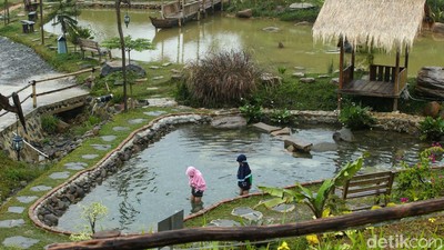 Ngopi Cantik Suasana Asyik di Kafe Bertema Pedesaan Sentul