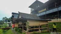 Selain ruangan semi indoor, Kopi Koneng juga menyedikan 10 saung dan 3 limasan untuk keluarga yang ingin makan dengan sensasi seperti di desa. Foto: Rifkianto Nugroho/detikcom