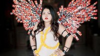 Demi menjadi seorang model, Sine mengumpulkan kopi kemasan menjadi sayap yang indah. Ketika mengantuk, salah satu sayap Sine bisa diseduh dan dinikmati untuk mengusir kantuk. Foto: Bored Panda