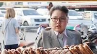 Terinspirasi dari sosok Kim Jong Un yang berpidato, gaya nyeleneh dilakukan oleh Shine. Dirinya menyambangi penjual sate lengkap dengan jas mirip Kim Jong Un. Foto: Bored Panda