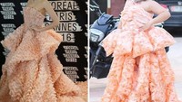 Meniru Araya Hargate pada perhelatan Loreal Paris Cannes 2016, Sine melakukan aksi kocak. Demi mengenakan gaun warna krem, ia menggunakan beberapa bungkus kerupuk. Foto: Bored Panda