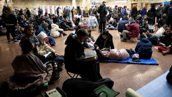 Kyiv Dibom, Warga Berlindung di Stasiun Metro People take shelter inside a metro station during massive Russian missile attacks in Kyiv, Ukraine December 29, 2022. REUTERS/Viacheslav Ratynskyi
