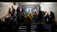Orang-orang berlindung di dalam stasiun metro selama serangan besar-besaran rudal Rusia di Kyiv, Ukraina 29 Desember 2022.