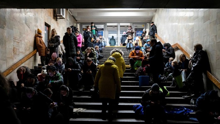 Kyiv Dibom, Warga Berlindung di Stasiun Metro People take shelter inside a metro station during massive Russian missile attacks in Kyiv, Ukraine December 29, 2022. REUTERS/Viacheslav Ratynskyi