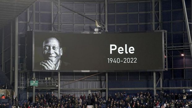 Layar raksasa mengumumkan kematian legenda sepak bola Pele sebelum pertandingan sepak bola Kejuaraan Inggris antara West Bromwich Albion dan Preston North End di The Hawthorns, West Bromwich, Inggris, Kamis 29 Desember 2022. (AP/Joe Giddens)