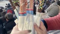Di sela-sela keseruan menonton berbagai atraksi di Universal Studios Osaka, Syahrini asyik pamer makan churros dengan sang ibu dan suaminya. Foto: Instagram @princessyahrini