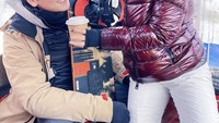 Momen romantis Reino dan Syahrini terlihat jelas saat mereka tengah bermain ski bersama. Syahrini memberikan kopi untuk suaminya. Foto: Instagram @princessyahrini