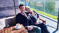 Terakhir ini pose mesra Syahrini dan Reino saat tengah ngopi di Tokyo.  Foto: Instagram @princessyahrini