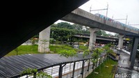 Kawasan ini menjadi titik transit multi moda yang menghubungkan Stasiun MRT Lebak Bulus dengan bangunan Hub.