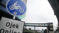 Tansit plaza memiliki fasilitas berupa parkir sepeda, park & ride, serta pemberhentian Transjakarta dan transportasi daring.