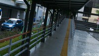 Area ini termasuk ramah disabilitas karena bisa dilewati kursi roda dan ada guiding block untuk tunanetra.