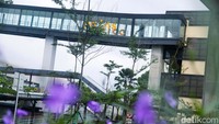 Di atas Simpang Temu Lebak Bulus terdapat skywalk yang sudah beroperasi. 