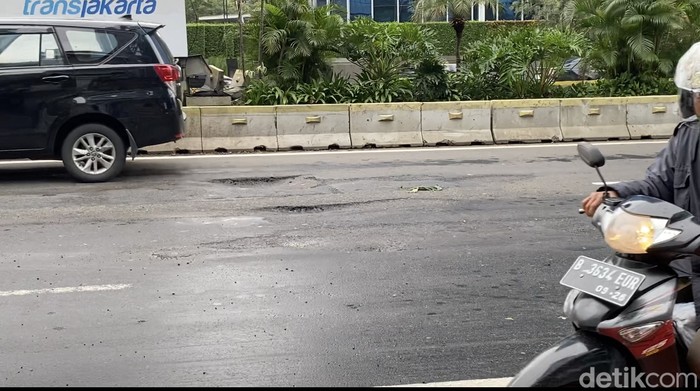 Lubang di Jl Sudirman, Jakarta, 30 Desember 2022. (Devi Puspitasari/detikcom)