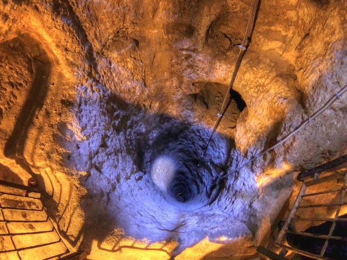 Lubang udara di Derinkuyu, dasar pembuatan kota bawah tanah sebelum dibangun secara horizontal hingga 18 lantai.